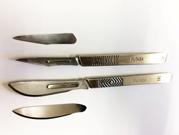 図1．本研究で開発したチタン合金を用いて
試作したメスの刃先（最上段と最下段）。
中央の2つはステンレス製の市販のメス